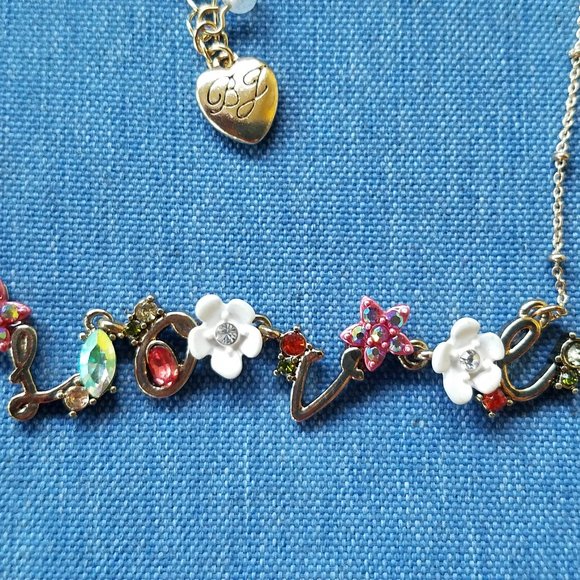 💐💚Betsey Johnson L-O-V-E Floral Necklace - NWOT💚💐 - Picture 1 of 6